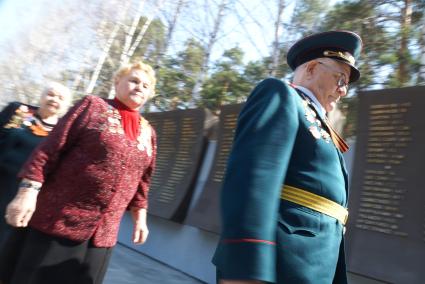 Ветераны Великой отечественной войны проходят вдоль пилонов с именами погибших. Открытие Широкореченского военно-мемориального комплекса после реконструкции. Екатеринбург