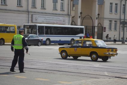 Автопробег ретро-автомобилей. ВАЗ 2101 милиции СССР проезжает мимо сотрудника ДПС . Екатеринбург