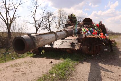 Украина. Луганская область. Село Хрящеватое под Луганском. Погибший танк ополчения ЛНР у шоссе. Во время боев за освобождение Хрящеватого из 527 домов свыше 120 были уничтожены полностью, 80 домов не подлежат восстановлению.