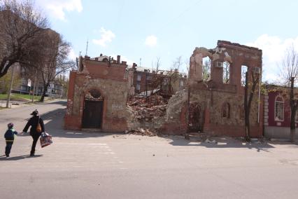 Украина. Луганск. Историческое здание, пострадавшее в результате боевых действий со стороны украинской армии.