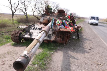 Украина. Луганская область. Село Хрящеватое под Луганском. Погибший танк ополчения ЛНР у шоссе. Во время боев за освобождение Хрящеватого из 527 домов свыше 120 были уничтожены полностью, 80 домов не подлежат восстановлению.