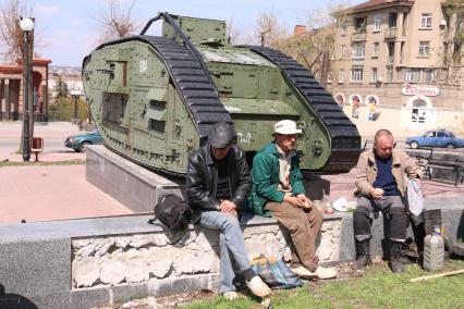 Украина. Луганск. Британский тяжелый танк времен Первой мировой войны MARK-V в мемориальном комплексе на площади Борцам Революции.