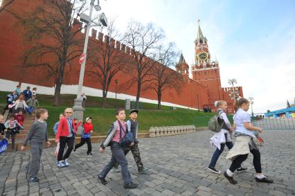 Москва. Красная площадь. Отреставрированная  Спасская башня Московского Кремля.