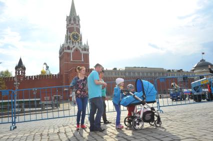 Москва. Красная площадь. Отреставрированная  Спасская башня Московского Кремля.