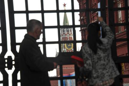 Москва. Красная площадь. Отреставрированная Спасская башня Московского Кремля.