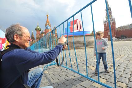 Москва. Девочка на Красной площади.