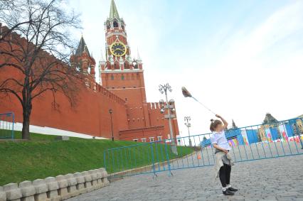 Москва. Красная площадь.  Отреставрированная  Спасская башня Московского Кремля.