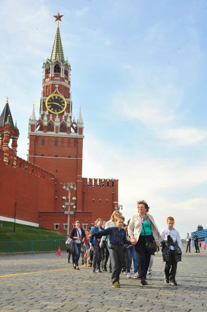 Москва. Красная площадь. Отреставрированная  Спасская башня Московского Кремля.