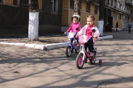 Украина. Донецкая область. г.Дебальцево. Девочки катаются на велосипедах.