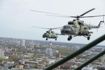 Звено вертолетов Ми-8 летит над Екатеринбургом, во время репетиции пролета авиации на параде дня победы. Каменск-Уральский