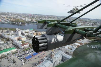 Звено вертолетов Ми-8 летит над Екатеринбургом, во время репетиции пролета авиации на параде дня победы. Каменск-Уральский