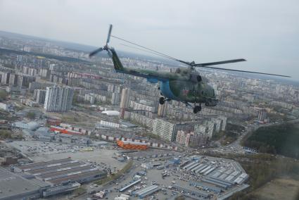 Звено вертолетов Ми-8 летит над Екатеринбургом, во время репетиции пролета авиации на параде дня победы. Каменск-Уральский