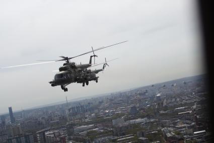 Звено вертолетов Ми-8 и Ми-24 (сзади) летят над Екатеринбургом, во время репетиции пролета авиации на параде дня победы. Каменск-Уральский