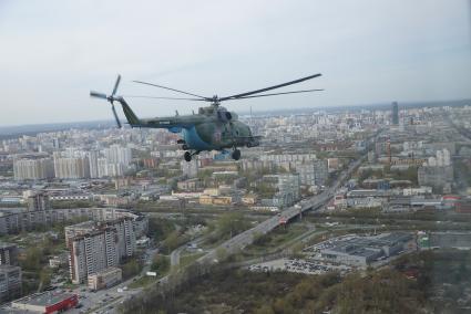 Звено вертолетов Ми-8 летит над Екатеринбургом, во время репетиции пролета авиации на параде дня победы. Каменск-Уральский