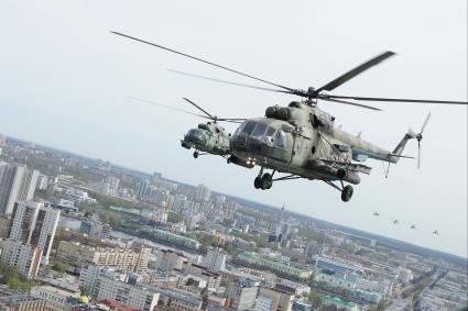 Звено вертолетов Ми-8 летит над Екатеринбургом, во время репетиции пролета авиации на параде дня победы. Каменск-Уральский