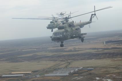 Звено вертолетов Ми-8 летит с авиабазы \"Каменск-Уральский\" в Екатеринбург, для репетиции пролета на параде дня победы. Каменск-Уральский