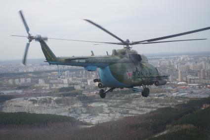 Звено вертолетов Ми-8 летит над Екатеринбургом, во время репетиции пролета авиации на параде дня победы. Каменск-Уральский