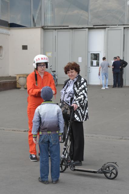 Посетители ВДНХ в Москве.