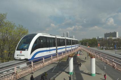 Московская монорельсовая дорога в районе метро ВДНХ в Москве.
