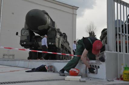Пусковая установка `Тополь` с транспортно-пусковым контейнером во время  выставки образцов российского вооружения на ВДНХ в Москве.