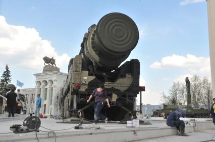Пусковая установка `Тополь` с транспортно-пусковым контейнером во время  выставки образцов российского вооружения на ВДНХ в Москве.