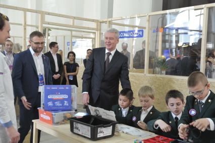 Мэр Москвы Сергей Собянин на выставке `Робостанция` на ВДНХ  в Москве.