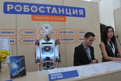 Робот Теспиан на выставке `Робостанция` на ВДНХ  в Москве.