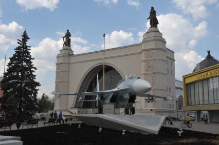 Истребитель Су-27 во время  выставки образцов российского вооружения на ВДНХ в Москве.