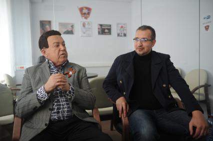 Певец, депутат Государственной Думы Иосиф Кобзон и ведущий КП Михаил Антонов (слева направо) в редакции ИД `Комсомольская правда`.