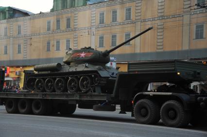 Москва. Танк Т-34-85 направляется по Тверской улице на репетицию Парада на Красной площади, в честь 70-летия Победы в Великой Отечественной войне.