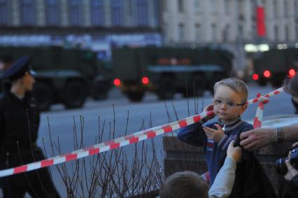 Москва. Военная техника движется по Тверской улице на репетицию Парада на Красной площади, в честь 70-летия Победы в Великой Отечественной войне.