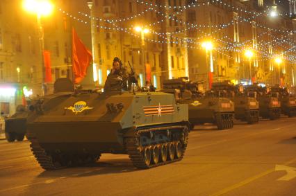 Москва. Десантируемый бронетранспортер БТР-МД `Ракушка` движется по Тверской улице на репетицию Парада на Красной площади, в честь 70-летия Победы в Великой Отечественной войне.