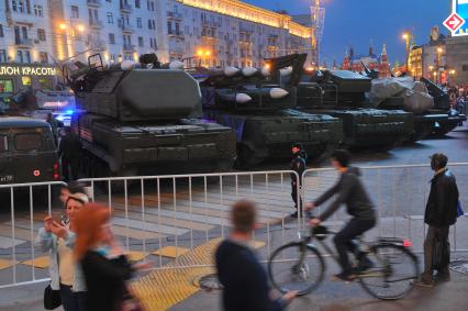 Москва. Самоходные зенитные ракетные комплексы `Бук` на Тверской улице перед началом репетиции Парада на Красной площади, в честь 70-летия Победы в Великой Отечественной войне.