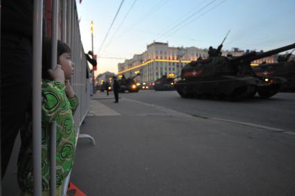 Москва. Дивизионные самоходные гаубицы 2С19 `Мста-С` движутся по Тверской улице на репетицию Парада на Красной площади, в честь 70-летия Победы в Великой Отечественной войне.