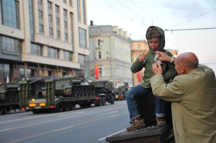 Москва. Военная техника движется по Тверской улице на репетицию Парада на Красной площади, в честь 70-летия Победы в Великой Отечественной войне.