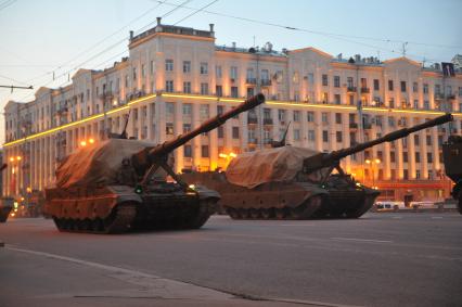 Москва. Дивизионные самоходные гаубицы 2С19 `Мста-С` движутся по Тверской улице на репетицию Парада на Красной площади, в честь 70-летия Победы в Великой Отечественной войне.