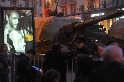 Москва. Дивизионная самоходная гаубица 2С19 `Мста-С` движется по Тверской улице на репетицию Парада на Красной площади, в честь 70-летия Победы в Великой Отечественной войне.