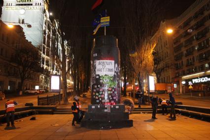 Киев. Активисты Евромайдана снесли памятник Ленину на Бессарабской площади. На снимке: надпись на основании `Янукович - ты следующий`.