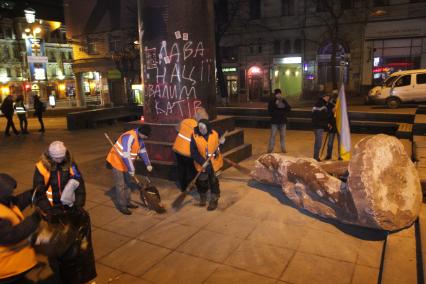 Киев. Активисты Евромайдана снесли памятник Ленину на Бессарабской площади.
