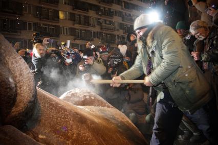 Киев. Активисты Евромайдана снесли памятник Ленину на Бессарабской площади.