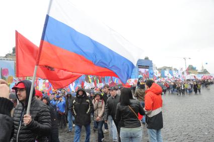 Участники шествия профсоюзов, посвященного Дню международной солидарности трудящихся, празднику Весны и Труда, на Красной площади в Москве.