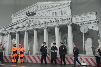 Сотрудники полиции во время  шествия профсоюзов, посвященного Дню международной солидарности трудящихся, празднику Весны и Труда, на Красной площади в Москве.