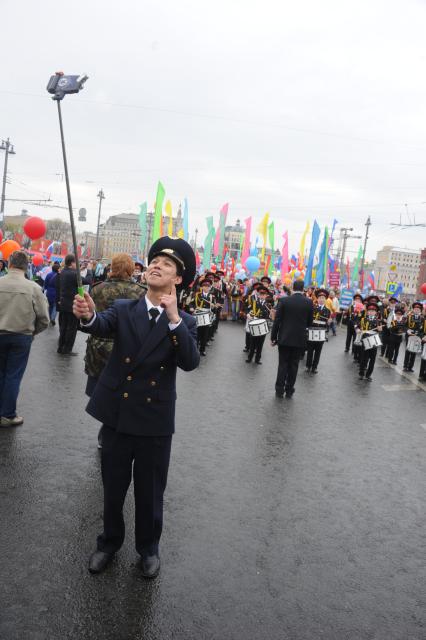 Участники шествия профсоюзов, посвященного Дню международной солидарности трудящихся, празднику Весны и Труда, на Васильевском спуске в Москве.