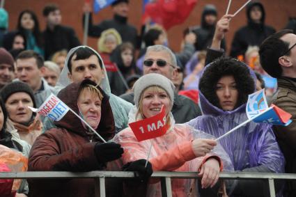 Участники шествия профсоюзов, посвященного Дню международной солидарности трудящихся, празднику Весны и Труда, на Красной площади в Москве.