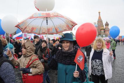 Участники шествия профсоюзов, посвященного Дню международной солидарности трудящихся, празднику Весны и Труда, на Красной площади в Москве.