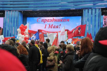 Участники шествия профсоюзов, посвященного Дню международной солидарности трудящихся, празднику Весны и Труда, на Красной площади в Москве.