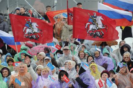 Участники шествия профсоюзов, посвященного Дню международной солидарности трудящихся, празднику Весны и Труда, на Васильевском спуске в Москве.