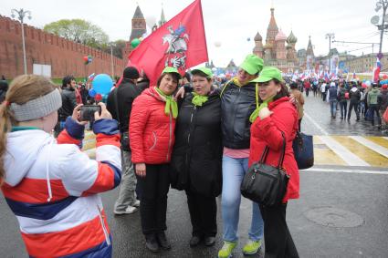 Участники шествия профсоюзов, посвященного Дню международной солидарности трудящихся, празднику Весны и Труда, на Красной площади в Москве.