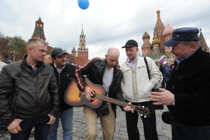 Участники шествия профсоюзов, посвященного Дню международной солидарности трудящихся, празднику Весны и Труда, на Красной площади в Москве.