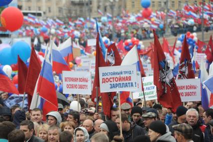 Участники шествия профсоюзов, посвященного Дню международной солидарности трудящихся, празднику Весны и Труда, на Васильевском спуске в Москве.